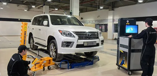 Minh họa so sánh chi phí giữa việc mua xe mới và mua xe đã qua sử dụng, liên quan đến cách tính thuế khi mua xe ô tô mới