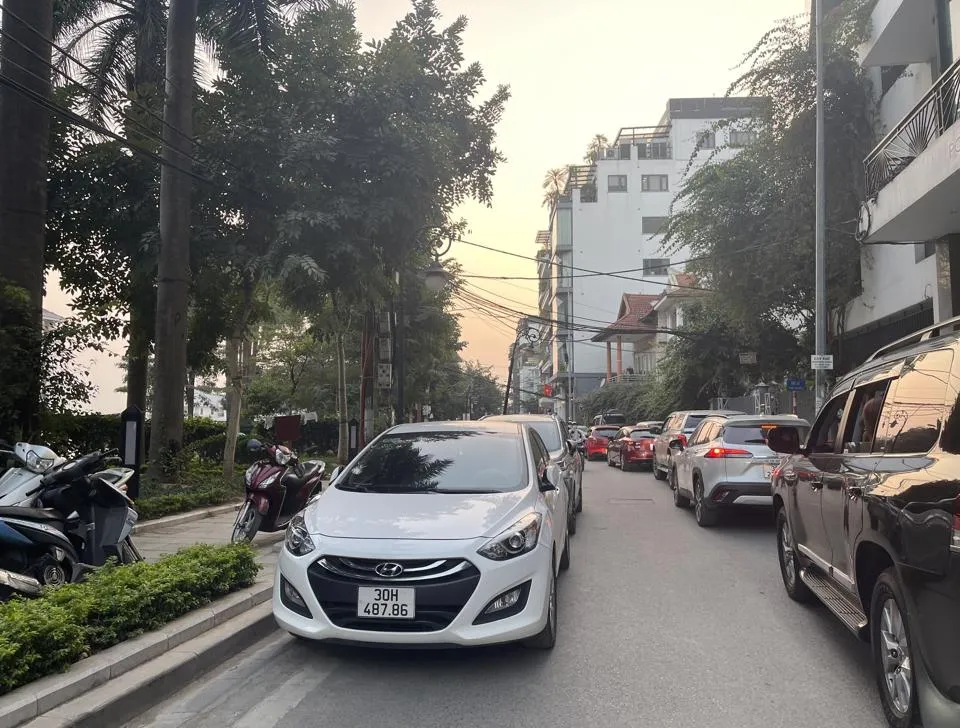 Chọn chỗ đỗ xe thoáng đãng, không khí lưu thông tốt, là bước phòng ngừa quan trọng nhất khi ngủ trên xe