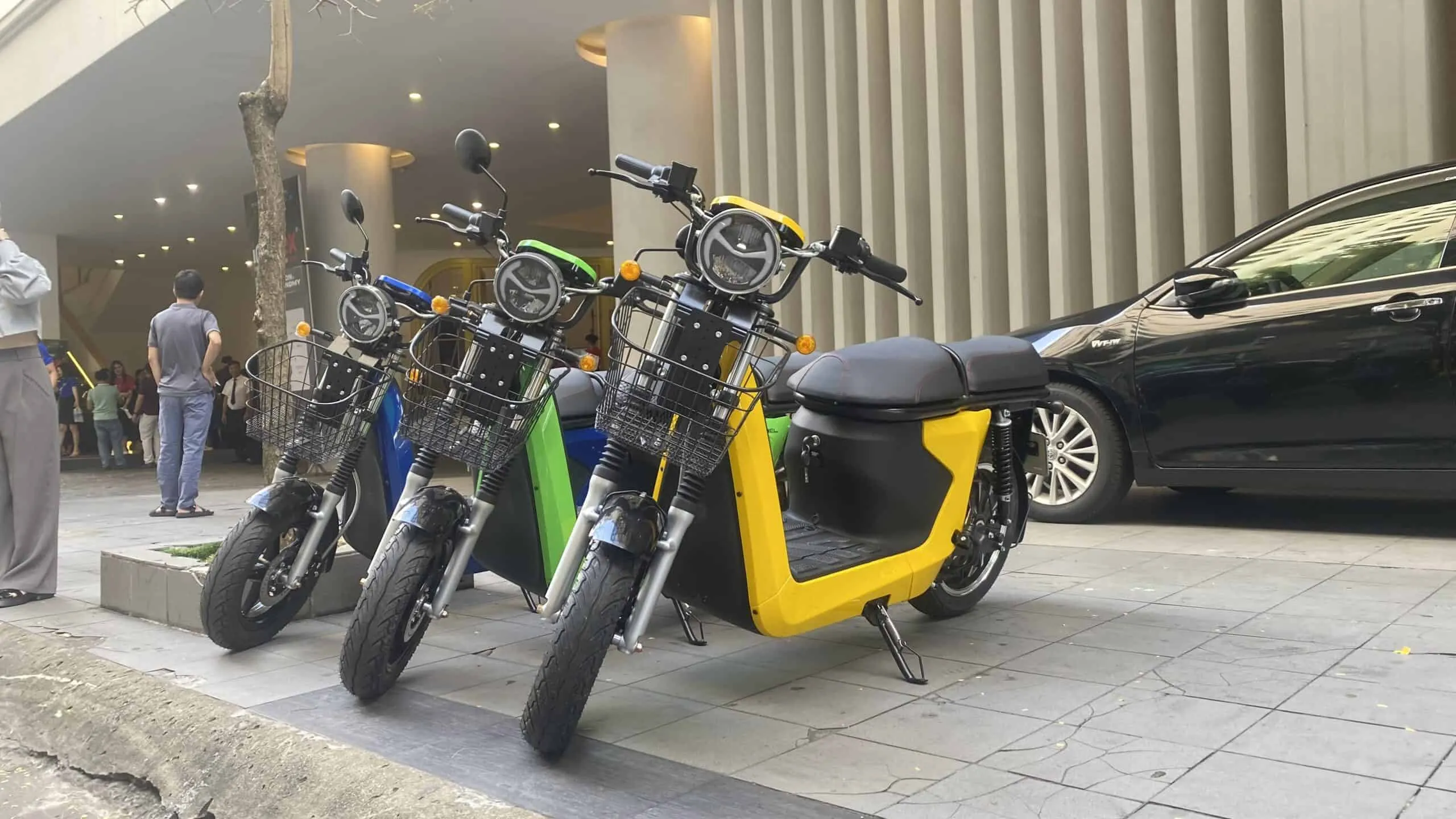 Mua xe máy điện với giá cả hợp lý