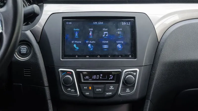 Màn hình giải trí cảm ứng 7 inch trung tâm táp-lô.