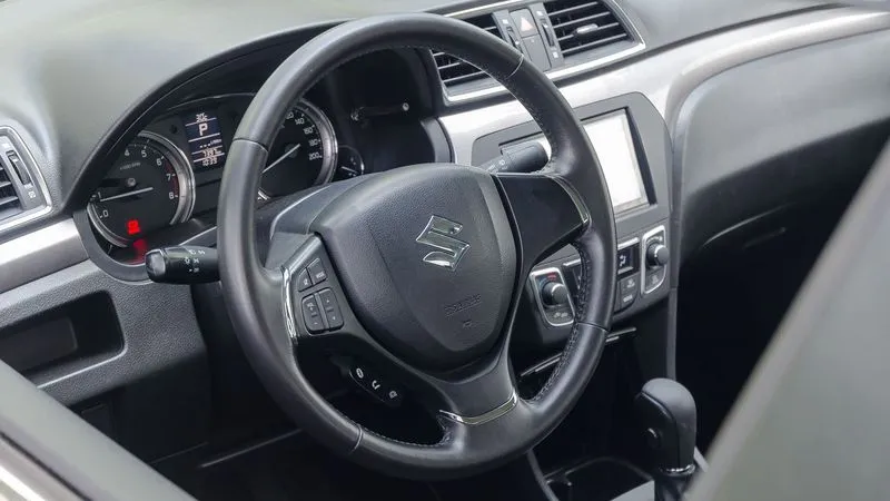 Vô lăng 3 chấu tích hợp các phím điều khiển chức năng.