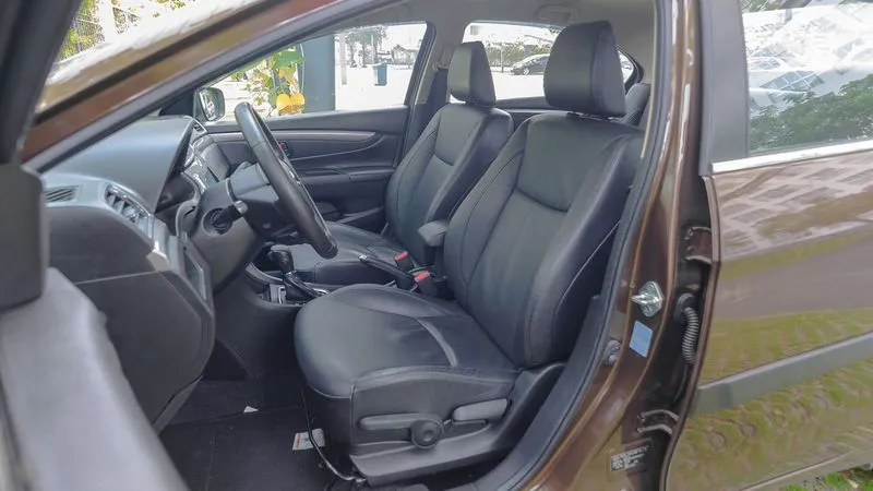 Hàng ghế trước được thiết kế ôm lưng, hỗ trợ tư thế lái tốt.