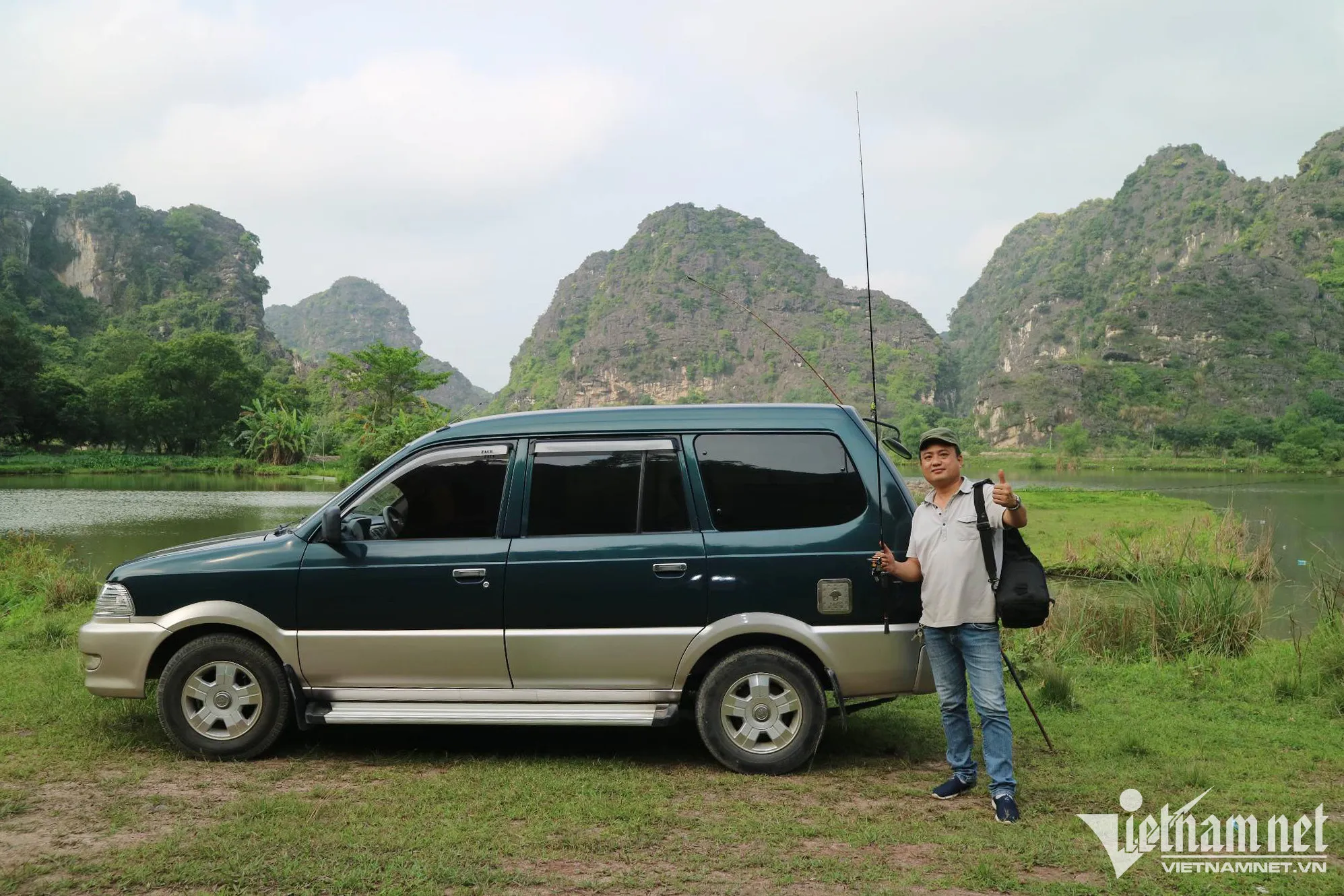Anh Nguyễn Đức Thắng với chiếc Toyota Zace của mình, nơi anh đã áp dụng thành công cách đuổi chuột khoang máy ô tô bằng lưỡi câu lục