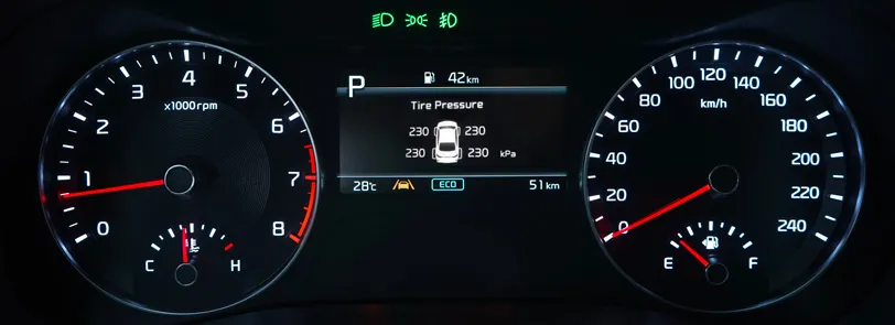 Màn hình taplo hiển thị cảnh báo áp suất lốp