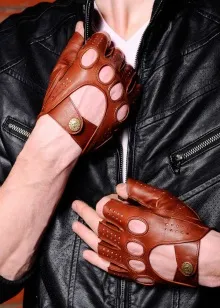 Người Đàn Ông Đeo Găng Tay Lái Xe Ô Tô Da Nâu