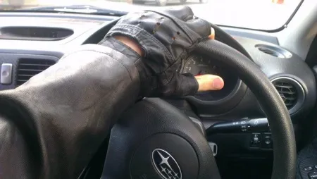 Đường Chỉ May Tinh Tế Trên Găng Tay Lái Xe Ô Tô