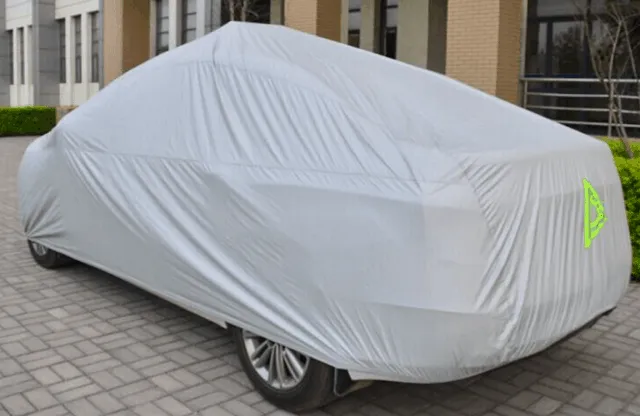 Một chiếc xe ô tô được trùm bạt phủ bên ngoài để bảo vệ khỏi các yếu tố môi trường