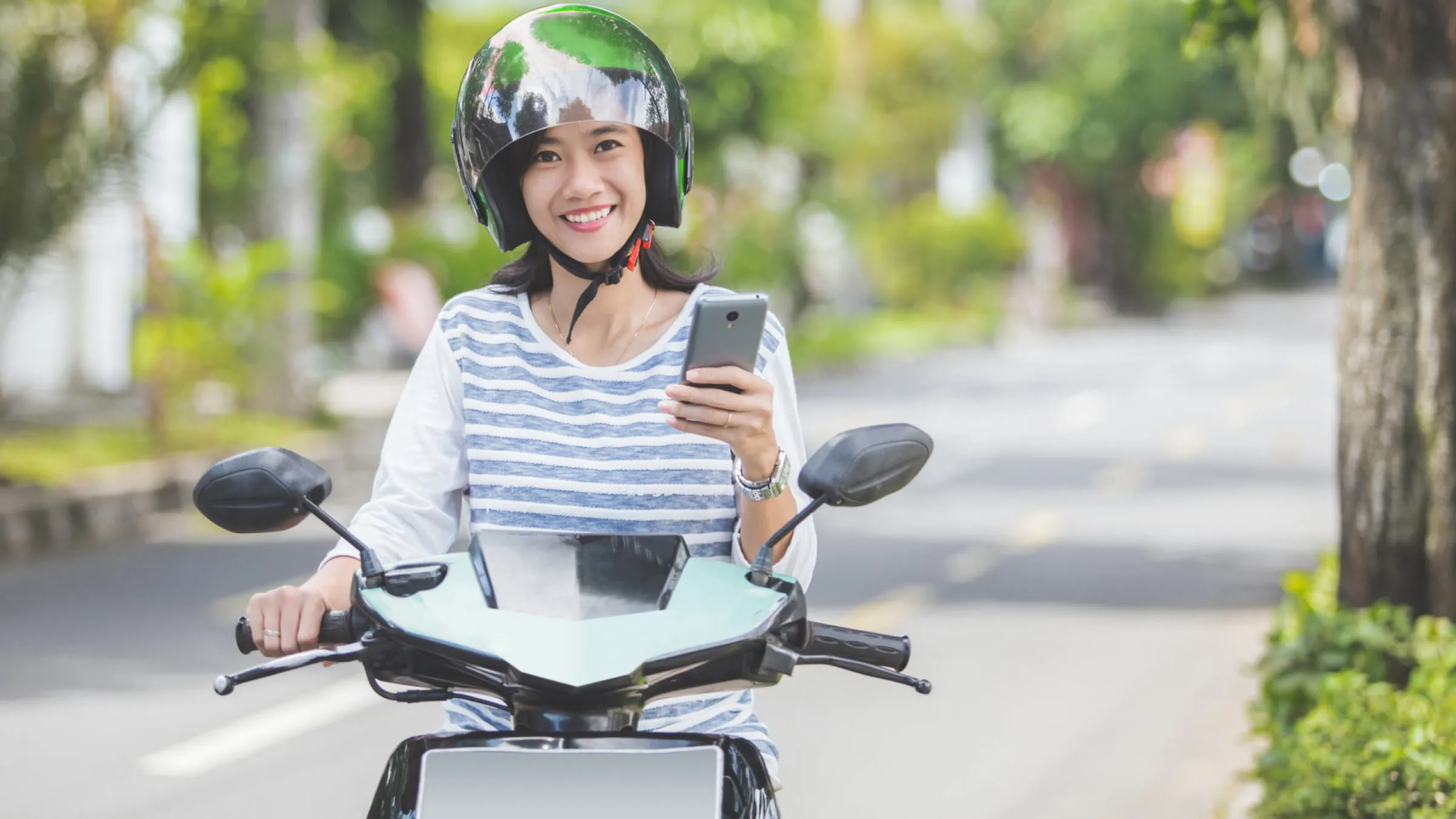 Quy định pháp luật về việc sử dụng bảo hiểm xe máy điện tử khi tham gia giao thông