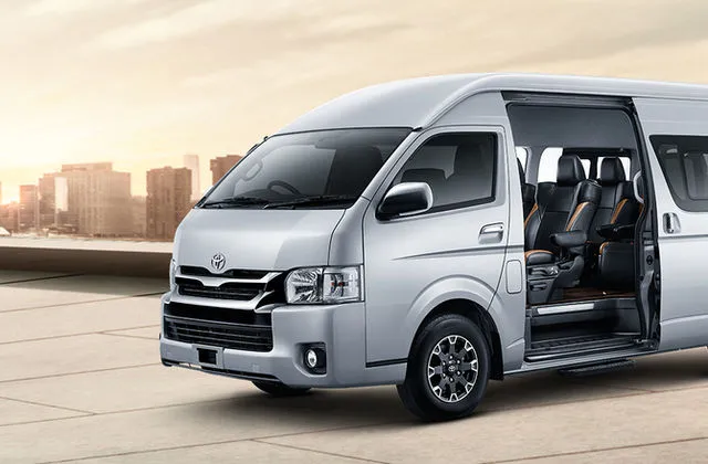 Toyota Hiace màu trắng đang đậu ở bãi đỗ xe