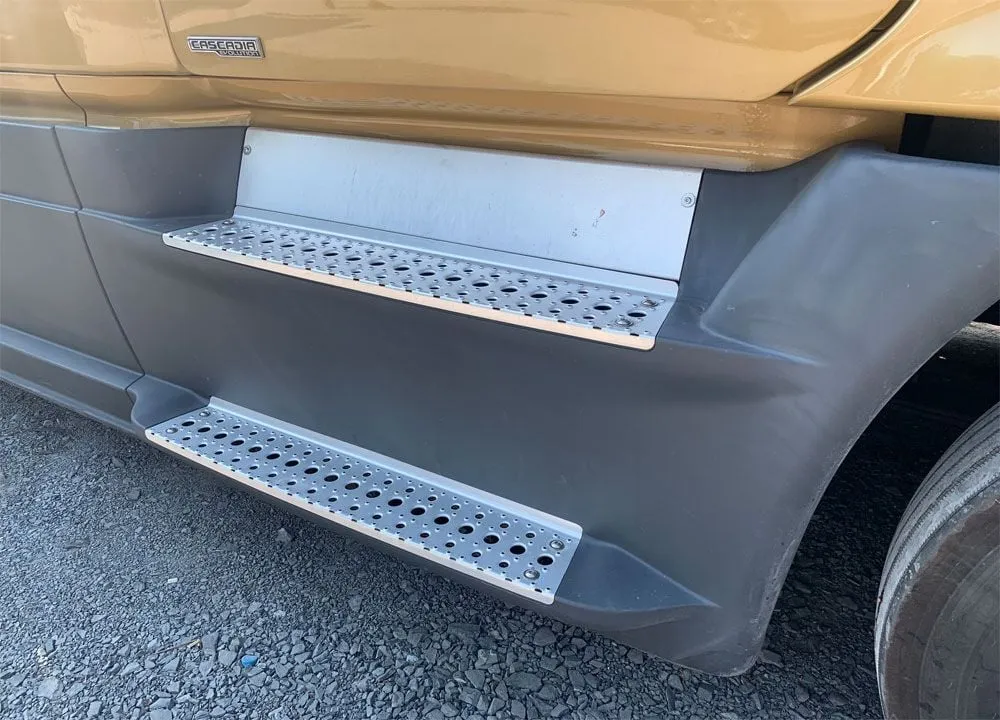 Bậc lên xuống cabin được làm từ hợp kim nhôm chống trơn trượt rất an toàn