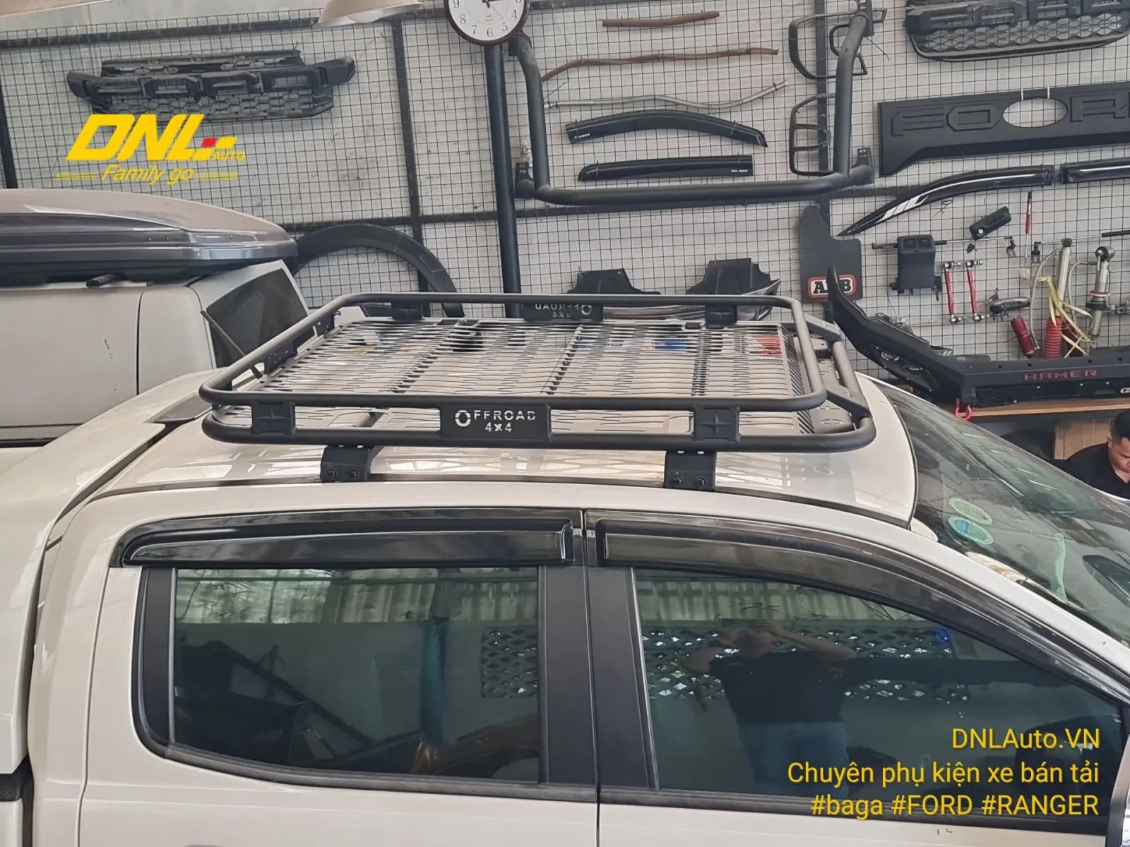 Chi tiết bộ chân đỡ và cách thức baga mui được bắt chắc chắn vào nóc cabin xe bán tải