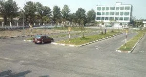 Khu vực bãi tập lái xe rộng rãi, tạo điều kiện thuận lợi cho con gái học lái xe ô tô