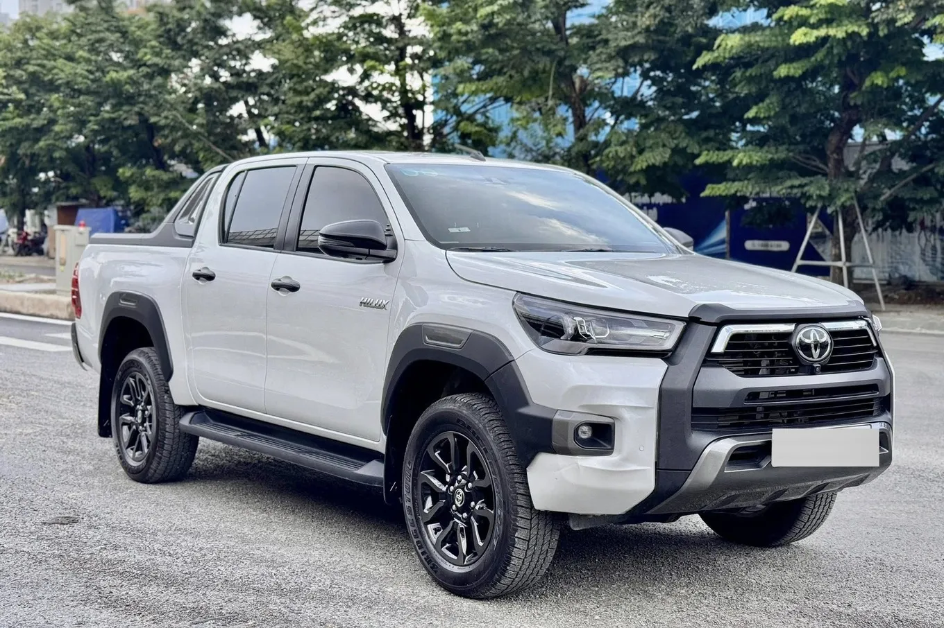 Toyota Hilux chính thức trở lại Việt Nam, cạnh tranh gay gắt với Mitsubishi Triton