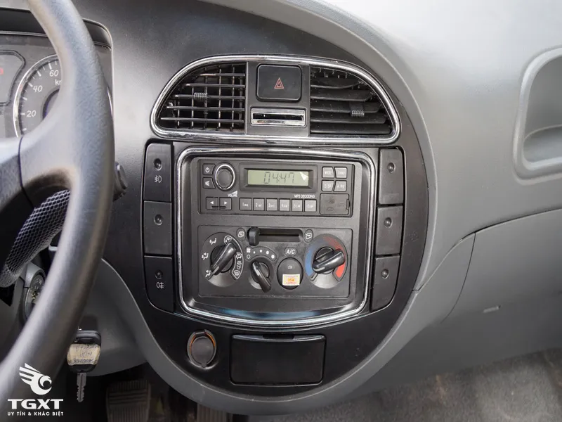 Bảng điều khiển tiện nghi bên trong cabin xe ben Veam