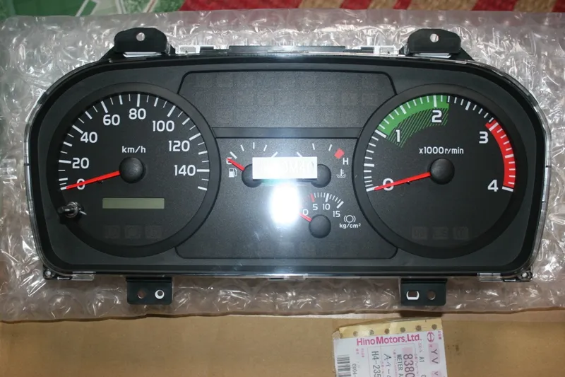 Cụm đồng hồ taplo hiển thị thông số kỹ thuật xe Hino
