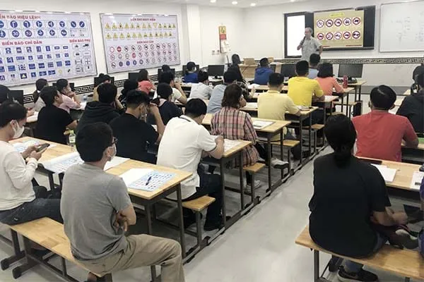 Hình ảnh học viên học lý thuyết lái xe ô tô