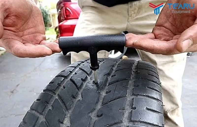 Giá vá lốp ô tô rẻ nhất là vá dùi hoặc keo tự vá