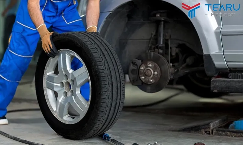 Hình ảnh minh họa quá trình vá chín lốp xe ô tô