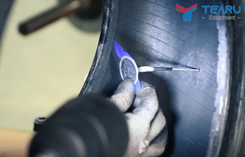 Vá nấm là phương pháp vá lốp ô tô đảm bảo kỹ thuật và độ an toàn cao nhất