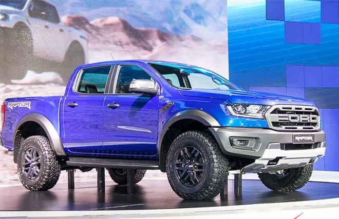 Hình ảnh Ford Ranger Raptor 2019 ở góc độ thấp, tôn lên vẻ hầm hố