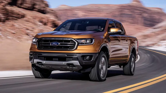 Đầu xe bán tải Ford Ranger Wildtrak 2019 màu cam nổi bật, thể hiện thiết kế mạnh mẽ và hiện đại của dòng xe.