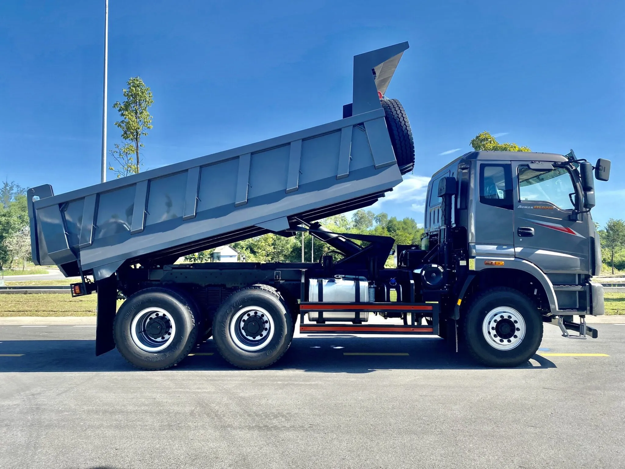 Bảng giá niêm yết xe ben Auman D240 3 chân 11.800 kg