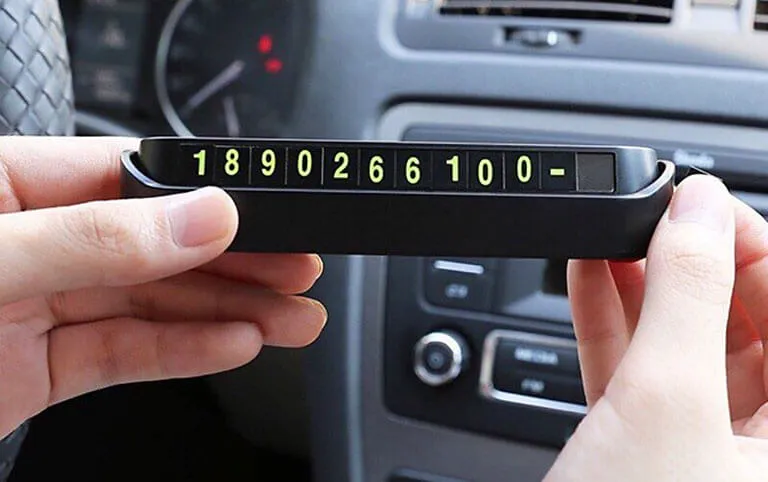 Mô tả Bảng số điện thoại ô tô cao cấp, hiển thị số liên lạc của chủ xe