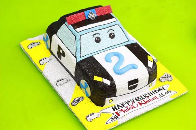mẫu bánh sinh nhật xe ô tô cảnh sát cho bé trai 2 tuổi