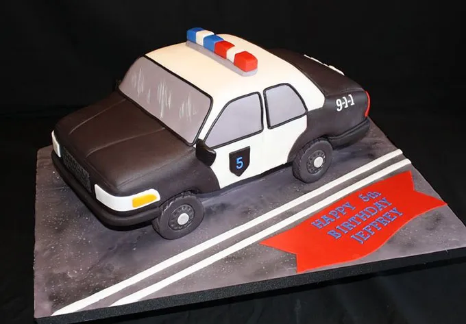 Bánh kem sinh nhật fondant hình ô tô đẹp mắt và chi tiết