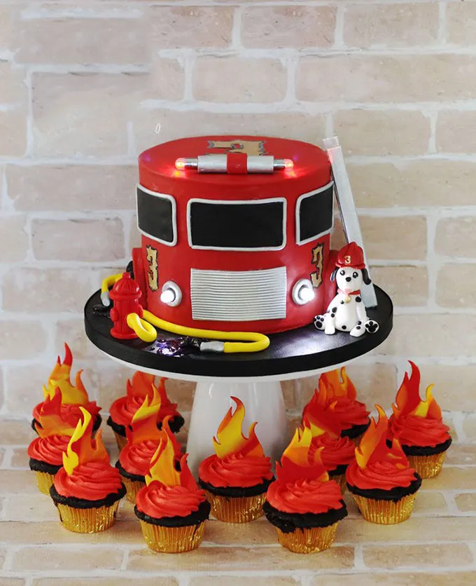Bánh sinh nhật xe cứu hỏa kèm cupcake hình ngọn lửa xung quanh