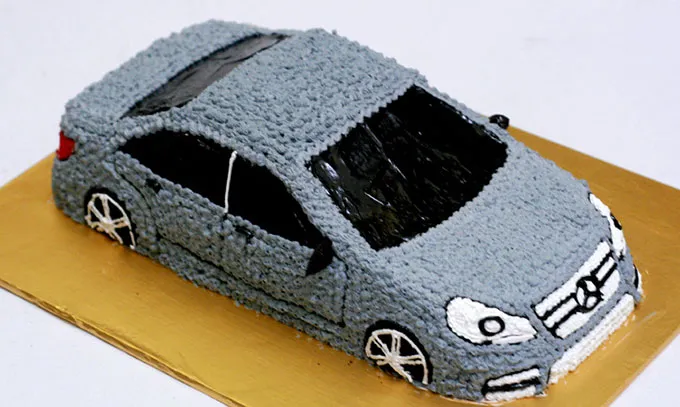 Bánh sinh nhật siêu xe màu nâu trang trí đơn giản nhưng tinh tế