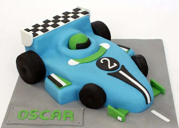 Bánh sinh nhật hình xe đua tốc độ cao ấn tượng cho bé