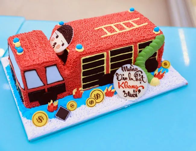 Bánh kem ô tô cứu hỏa với mô hình xe