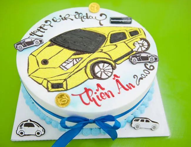 Bánh sinh nhật ô tô Lamborghini màu vàng