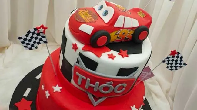 Bánh sinh nhật ô tô McQueen màu đỏ cam