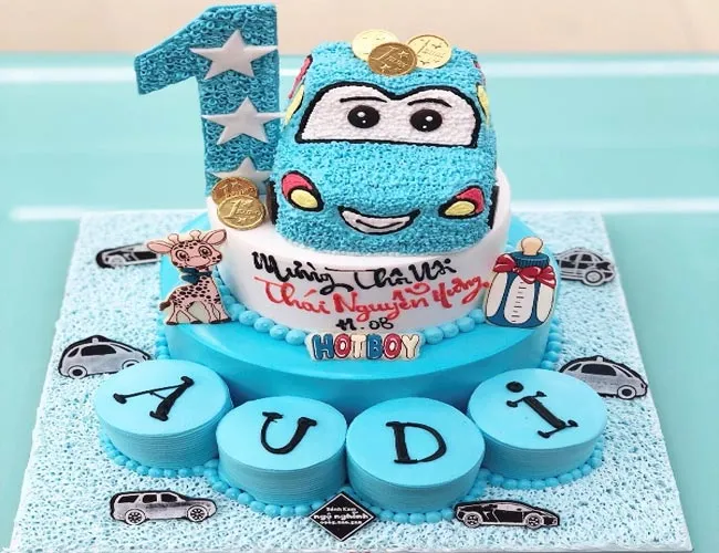 Bánh kem hình ô tô 2 tầng có trang trí mô hình