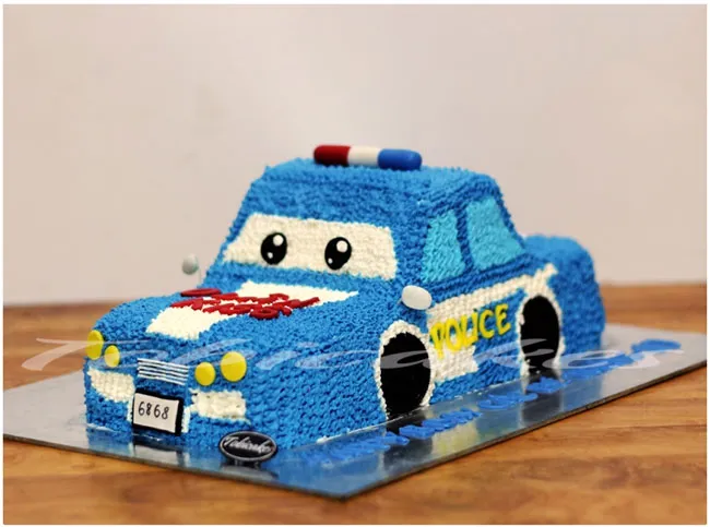 Bánh kem hình xe cảnh sát có đèn còi trang trí