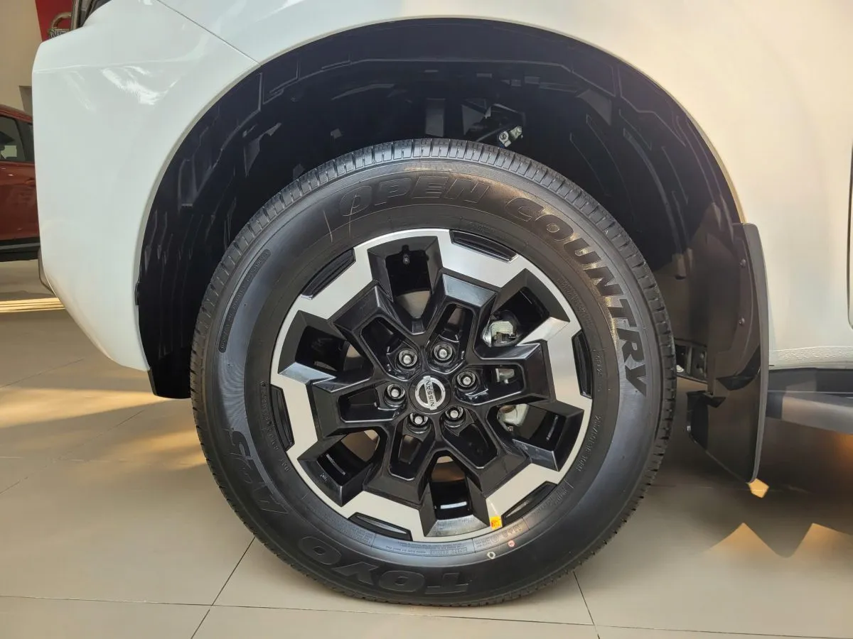 Bánh trước và hệ thống phanh của xe Nissan Navara VL, một phiên bản 2 cầu