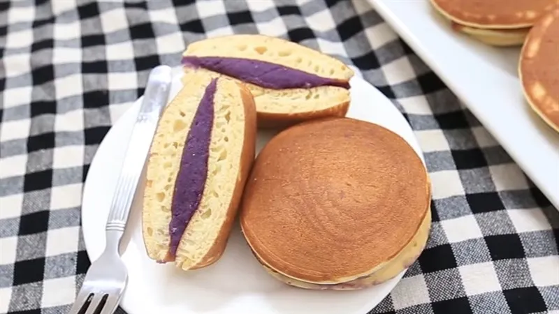 Bánh doremon nhân khoai lang tím với lớp vỏ mềm xốp và nhân màu tím đẹp mắt