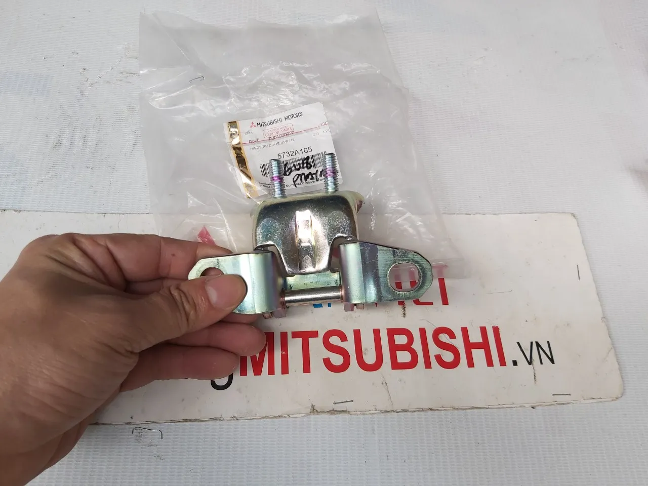 Bản lề cửa sau xe tải bị mòn