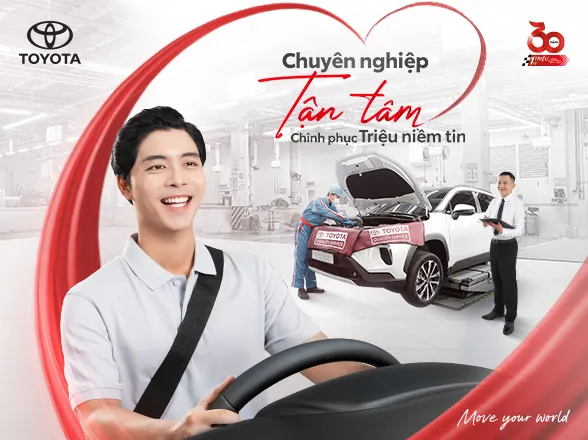 Khách hàng nhận xe sau khi hoàn thành dịch vụ bảo dưỡng định kỳ xe ô tô Toyota