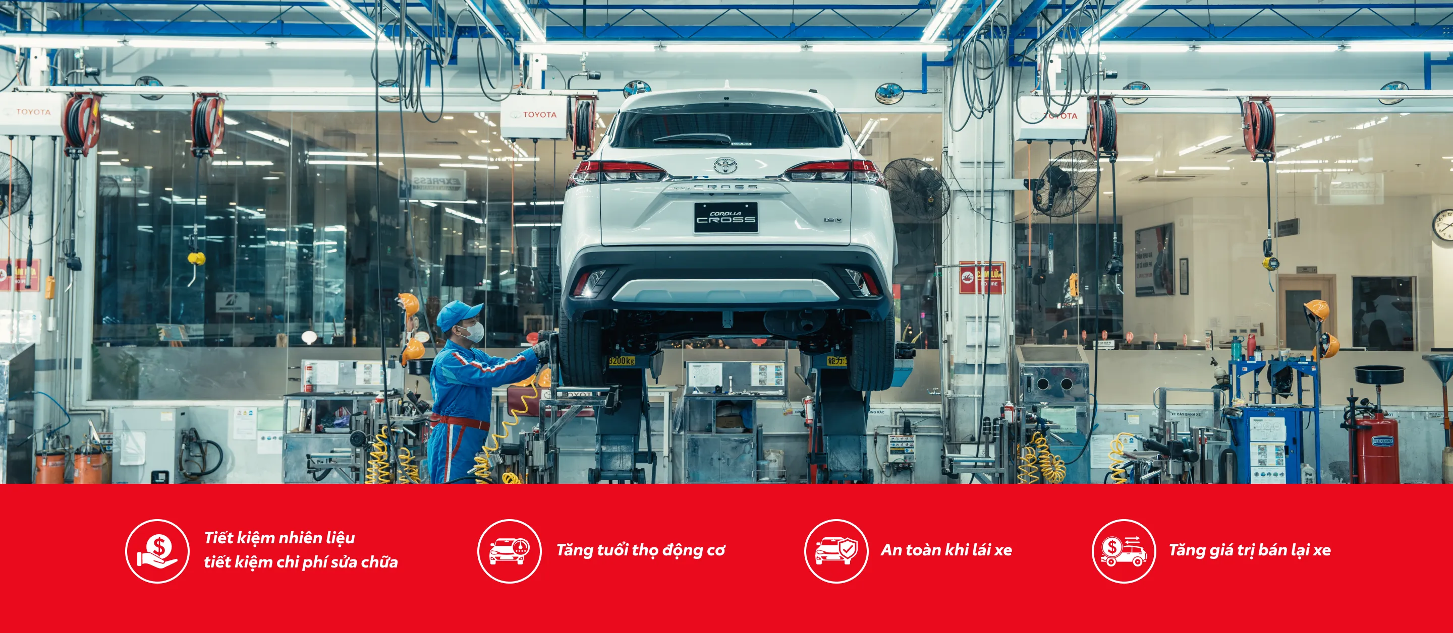 Kỹ thuật viên Toyota đang kiểm tra một chiếc xe trong quy trình bảo dưỡng định kỳ