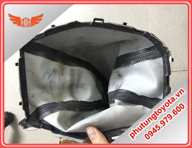 Chi tiết đường chỉ khâu tay và vân da tự nhiên trên bao da cần số Innova