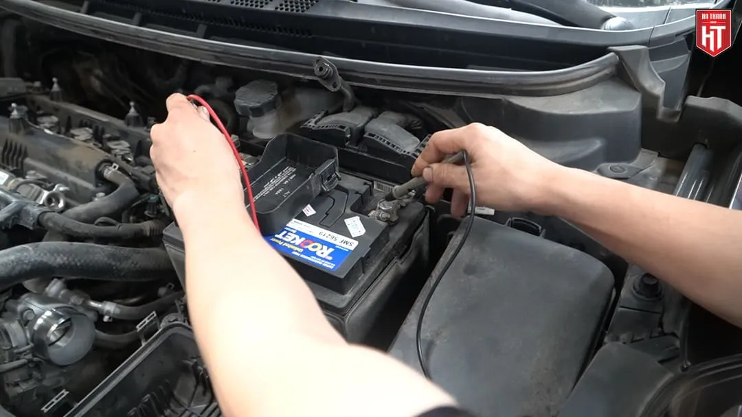 Kỹ thuật viên bảo dưỡng và vệ sinh ắc quy ô tô