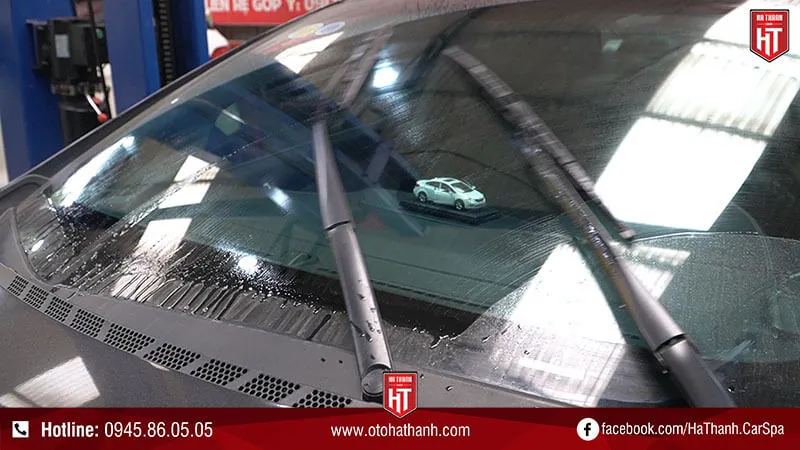 Kiểm tra và bảo dưỡng cần gạt mưa, đảm bảo tầm nhìn tốt