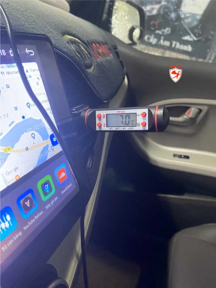 Hình ảnh minh họa kỹ thuật viên đang kiểm tra và bảo dưỡng hệ thống điều hòa ô tô