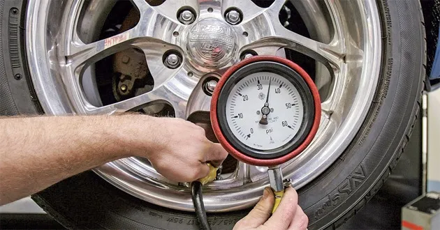 Bảo dưỡng định kỳ cho lốp xe để kéo dài tuổi thọ và đảm bảo an toàn khi lái xe, kiểm tra áp suất thường xuyên