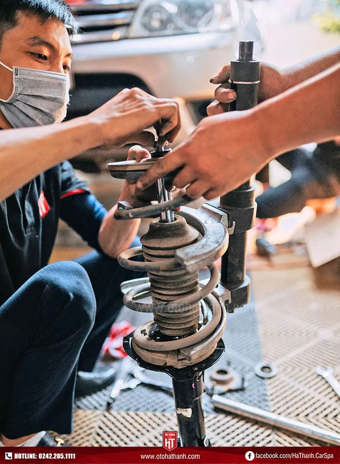 Kiểm tra bộ phận giảm xóc ô tô trong quy trình bảo dưỡng định kỳ