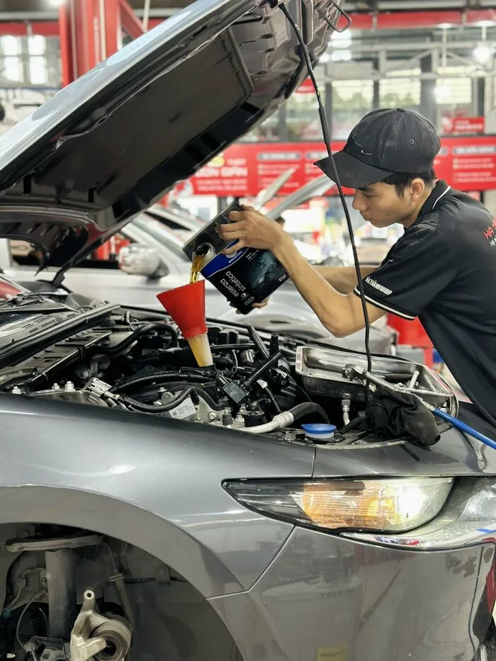 Hình ảnh bảo dưỡng xe Mazda 3 tại một chi nhánh của Hà Thành Garage