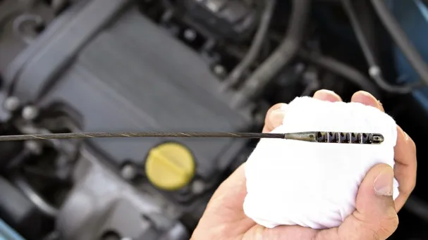 Kiểm tra que thăm dầu nhớt động cơ, một bước quan trọng trong quy trình allintitle:bảo dưỡng xe ô tô đúng cách